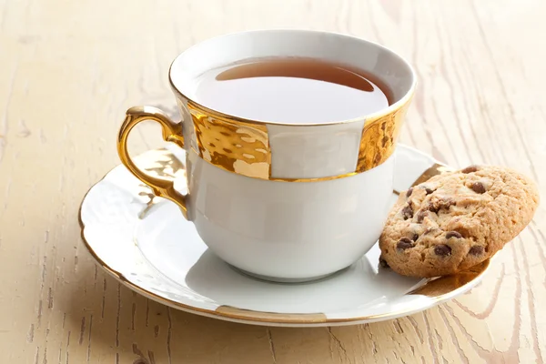 Biscuits au chocolat avec thé — Photo