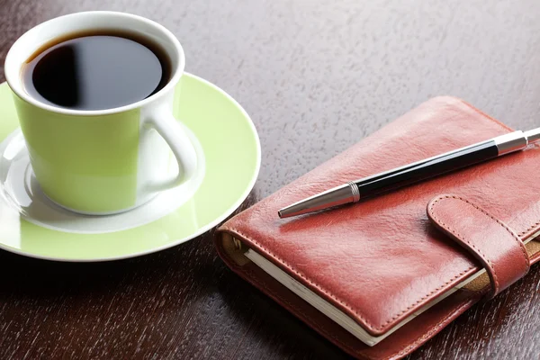 Penna su diario e tazza di caffè — Foto Stock