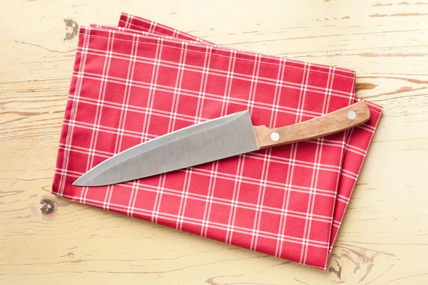 Checkered serwetka i nóż — Zdjęcie stockowe