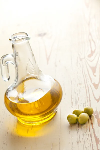 Gröna oliver och olja — Stockfoto