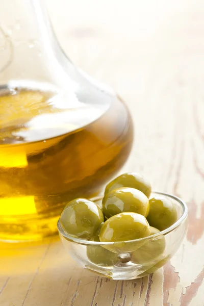 Olive verdi e olio — Foto Stock