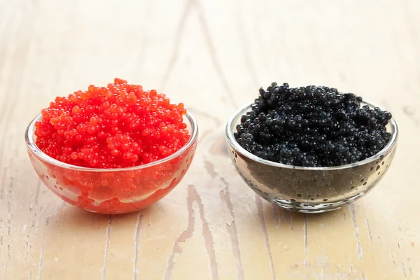 Roter und schwarzer Kaviar in Schüssel — Stockfoto