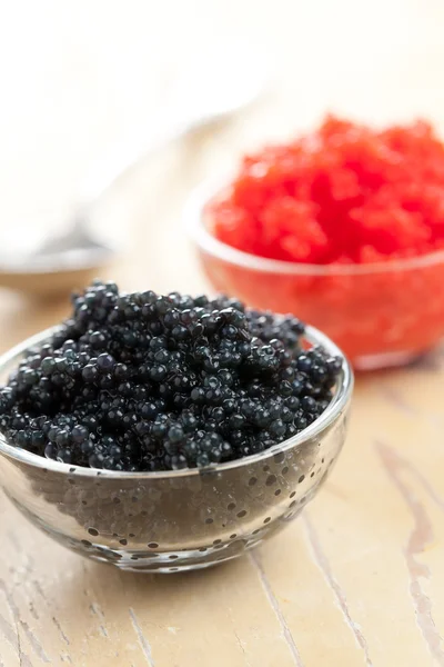 Roter und schwarzer Kaviar in Schüssel — Stockfoto