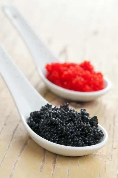 Roter und schwarzer Kaviar in Keramiklöffel — Stockfoto