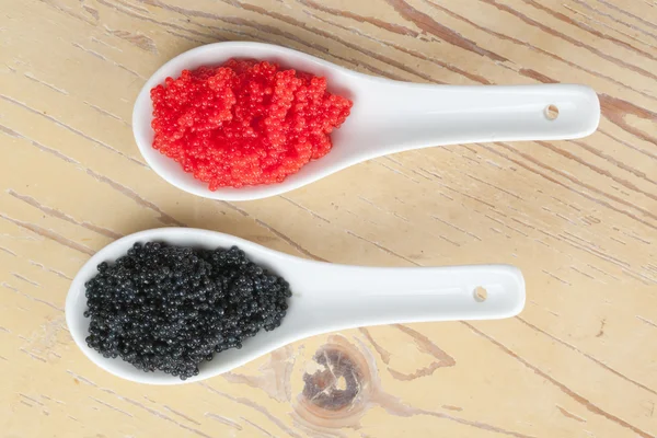 Roter und schwarzer Kaviar in Keramiklöffel — Stockfoto
