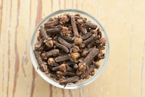 Cloves in bowl — Stock Photo, Image