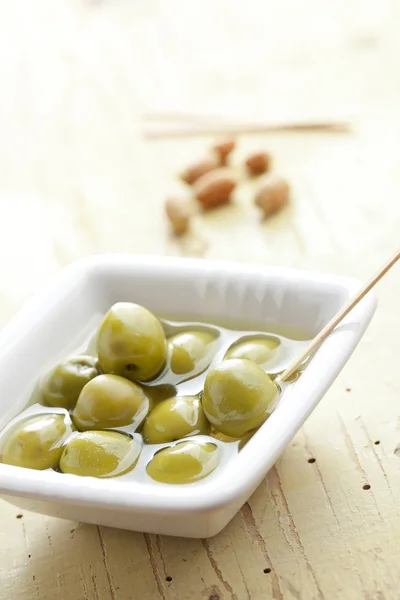 De gröna oliverna i keramik skål — Stockfoto