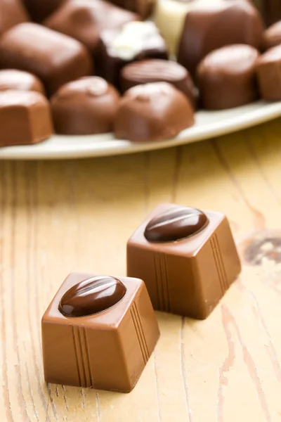 Dois pralinos de chocolate — Fotografia de Stock