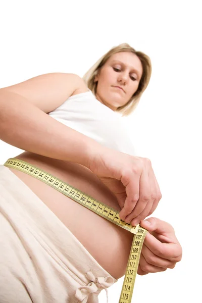 Беременная женщина измеряет свой живот — стоковое фото