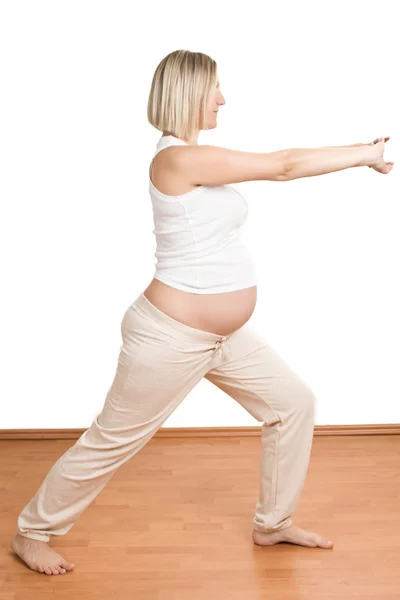 Mujer embarazada practicando ejercicio físico — Foto de Stock