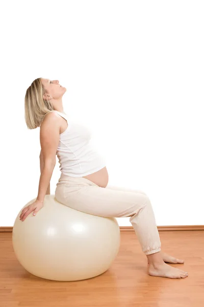 Mujer embarazada practicando ejercicio físico — Foto de Stock