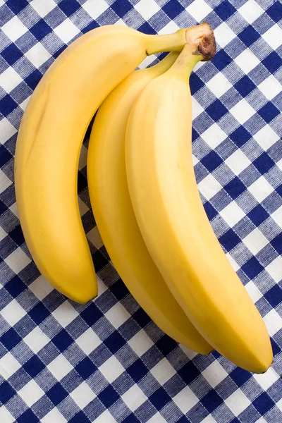 Bananes jaunes sur nappe à carreaux — Photo