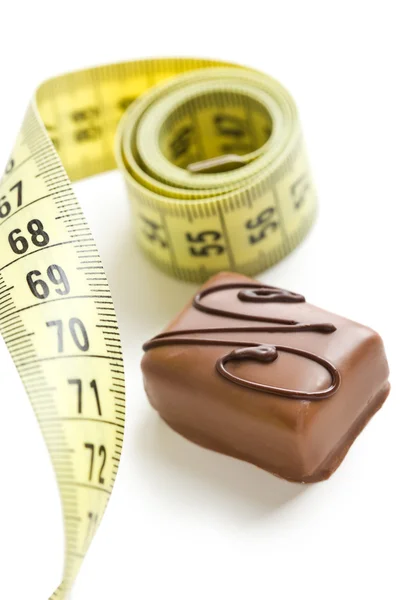Pralina de chocolate com fita métrica — Fotografia de Stock