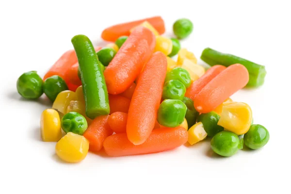 Смешанные овощи на белом фоне — стоковое фото