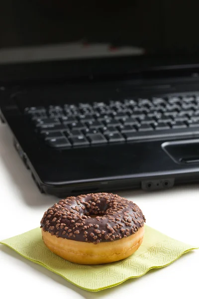 Break in the office . doughnut on laptop keyboard — Stock Photo, Image
