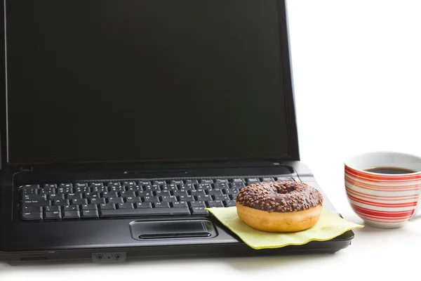 Bryta på kontoret. munk på laptop tangentbord — Stockfoto