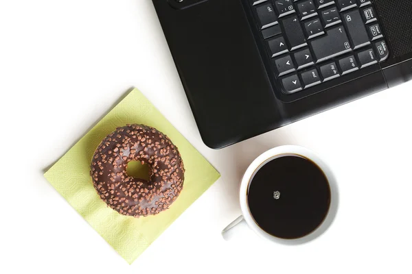 Breken in het kantoor. Donut op laptop toetsenbord — Stockfoto