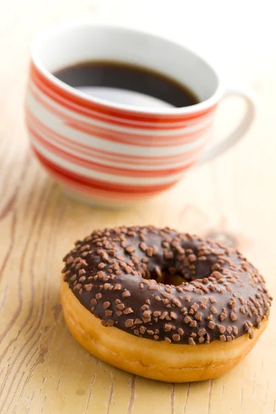 Doughnut με μαύρο καφέ — Φωτογραφία Αρχείου