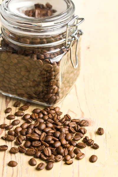 Kávová zrna ve skleněné nádobě — Stock fotografie