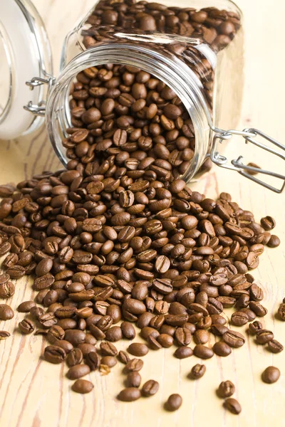 Vierte granos de café —  Fotos de Stock