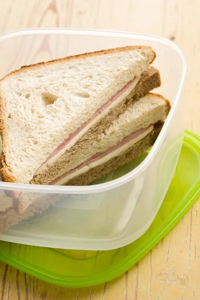 Sandwich de jamón en caja de plástico —  Fotos de Stock