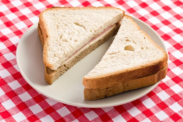 Šunkový sendvič na kostkovaný ubrus — Stock fotografie