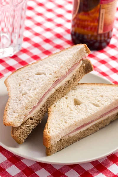 Бутерброд з шинкою на картатій скатертині — стокове фото