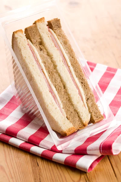 Jambonlu sandviç damalı peçete üzerinde — Stok fotoğraf
