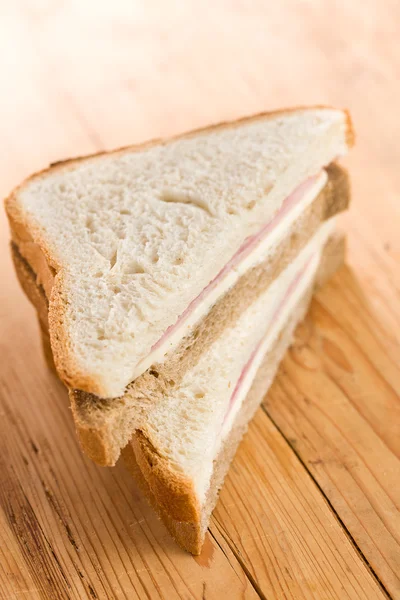 Broodje ham op houten tafel — Stockfoto
