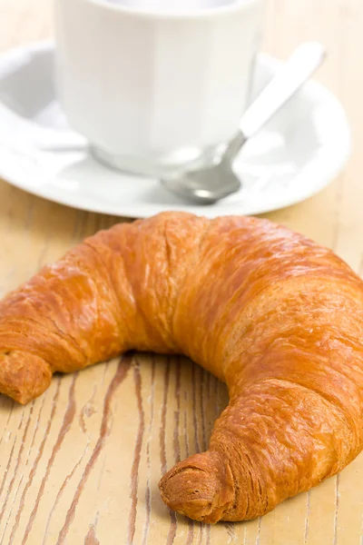 Frisches Croissant mit Kaffee — Stockfoto
