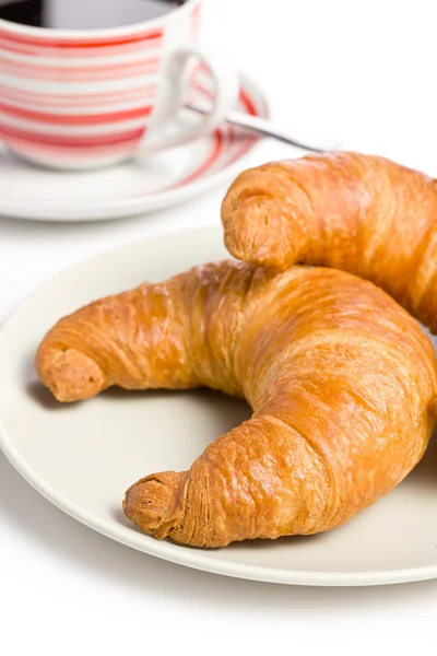 Frisches Croissant mit Kaffee — Stockfoto