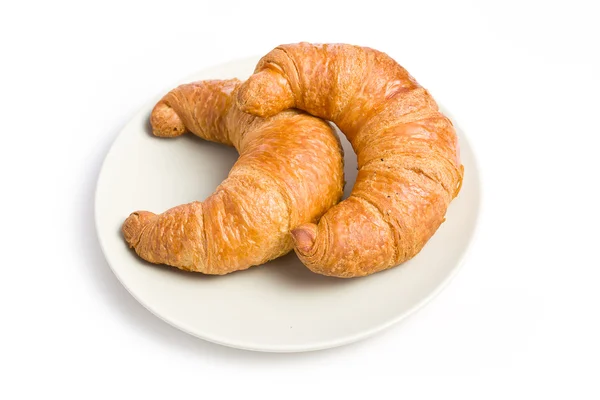 Frisches Croissant auf Teller — Stockfoto