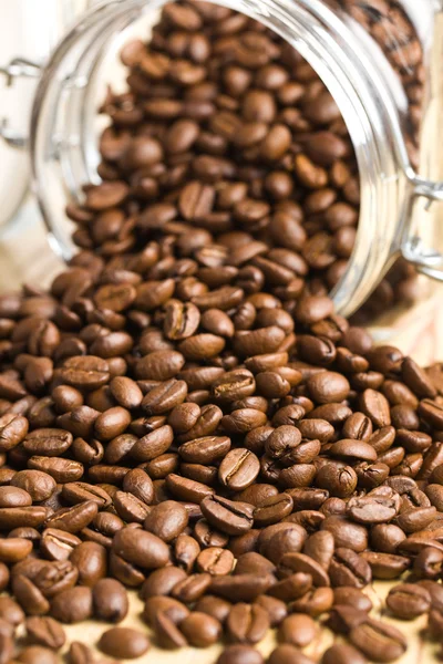 Vierte granos de café — Foto de Stock
