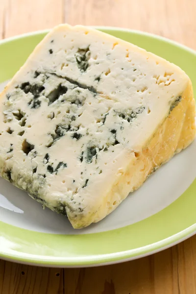 Blauwe kaas op plaat — Stockfoto