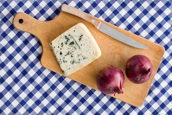 Синий сыр с красным луком — стоковое фото