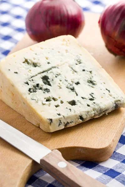 Blauwe kaas met rode ui — Stockfoto