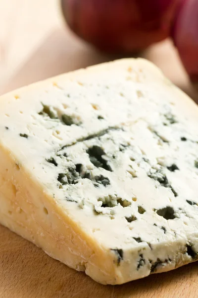 Blauwe kaas op keukentafel — Stockfoto