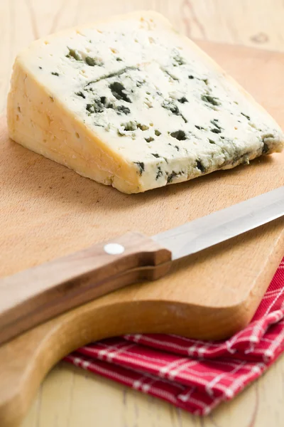 Blue cheese on kitchen table — Stock Photo, Image