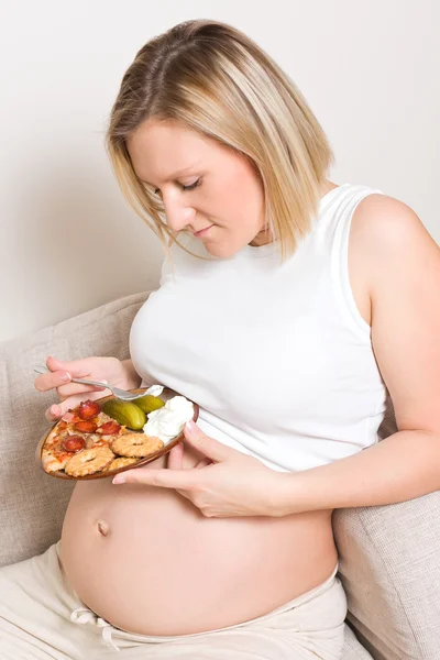 Mulher grávida comendo doce, sal e azedo — Fotografia de Stock