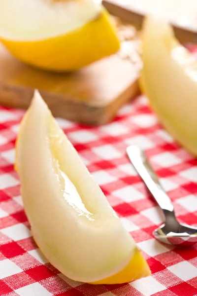 Cut honeydew melon — Stock Photo, Image