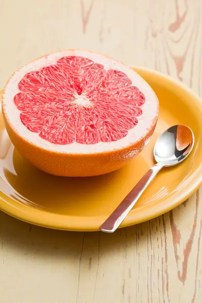 Rote Grapefruit in Scheiben geschnitten — Stockfoto