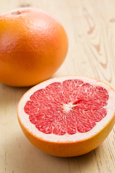 Нарезанный красный грейпфрут — стоковое фото
