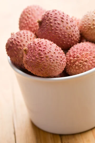 Tasty litchi fruit in ceramic bowl — Stock Photo, Image