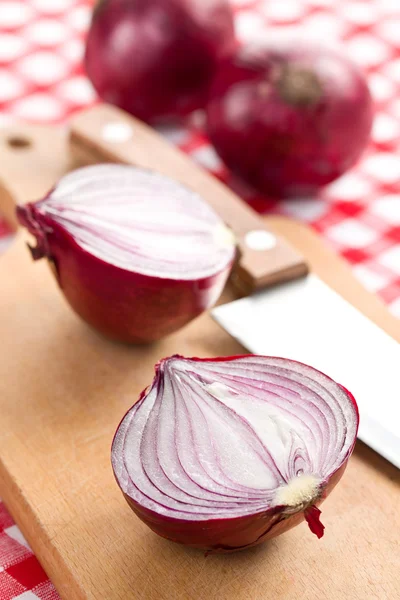 Rote Zwiebeln in Scheiben geschnitten in der Küche — Stockfoto