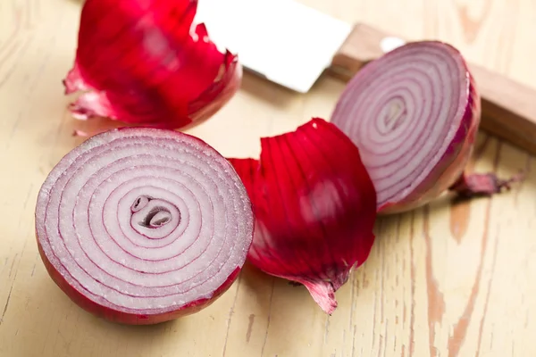 Cebola vermelha fatiada na cozinha — Fotografia de Stock