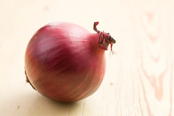 Rote Zwiebel in der Küche — Stockfoto