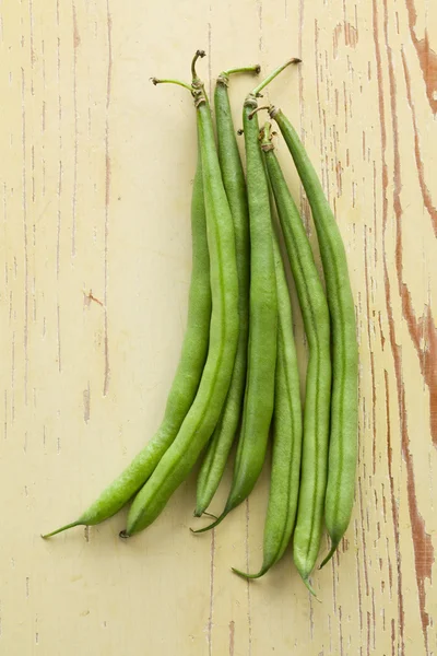 Bean peulen op houten tafel — Stockfoto