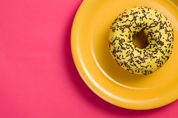 Sweet doughnut on plate — Stock Photo, Image