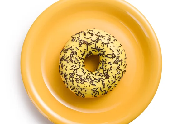 Солодкий пончик на жовтій тарілці — стокове фото