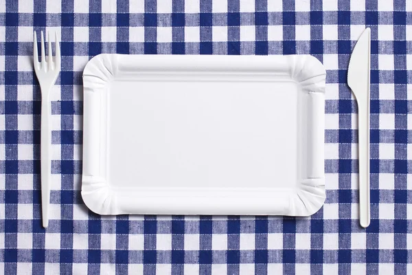 方格桌布上的塑料餐具 — 图库照片
